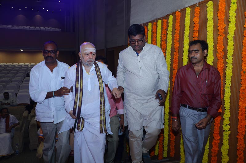 Sri Mulugu Ramalingeshwara Varaprasad Siddhanti was honoured with Jyotishyasastra Vignana Visharadha at Tummalapalli Kalakshetram, Vijayawada (98)